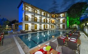 Amore Hotel Teki̇Rova